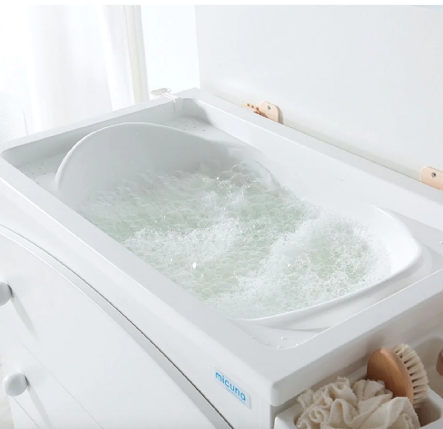 Micuna White Babybath w/ Changing Mat